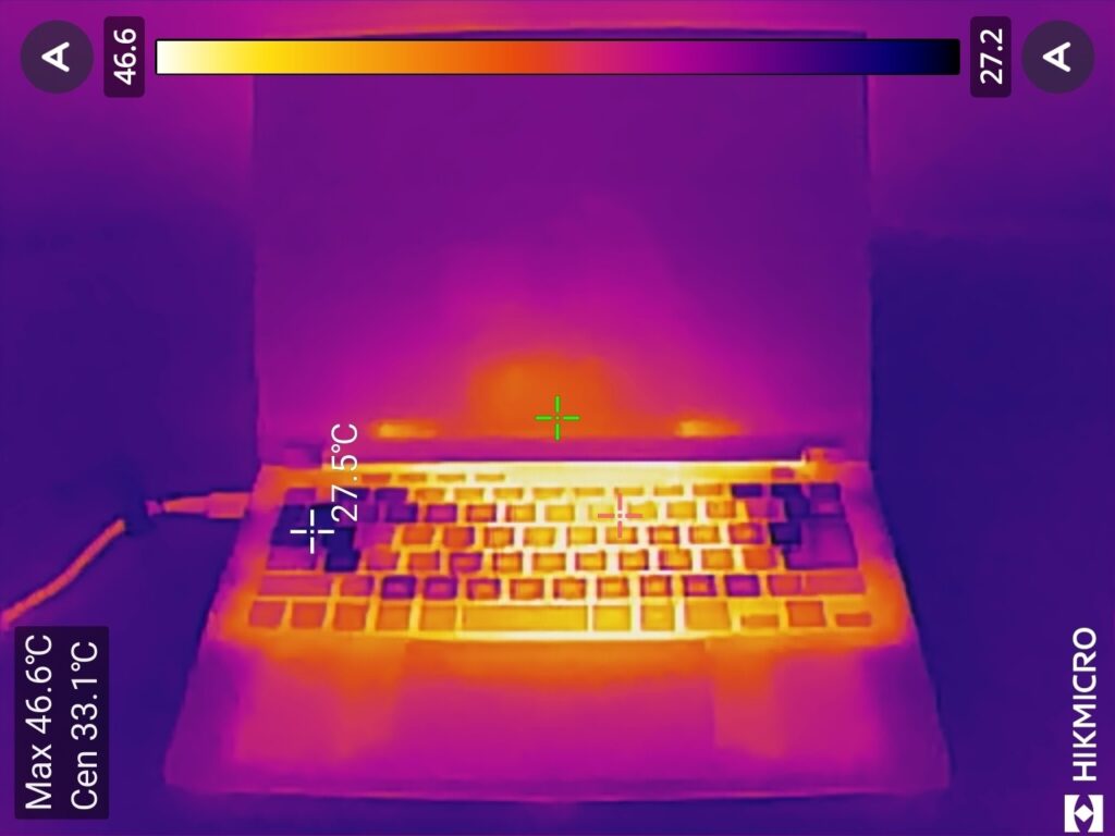 ASUS TUF Gaming A14 FA401KM サーモグラフィー画像 表面(ベンチマーク中)