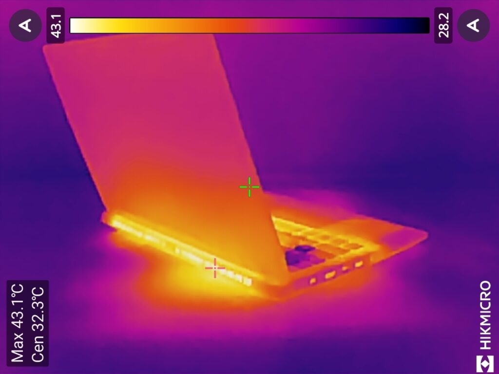 ASUS TUF Gaming A14 FA401KM サーモグラフィー画像 背面(動画再生中)