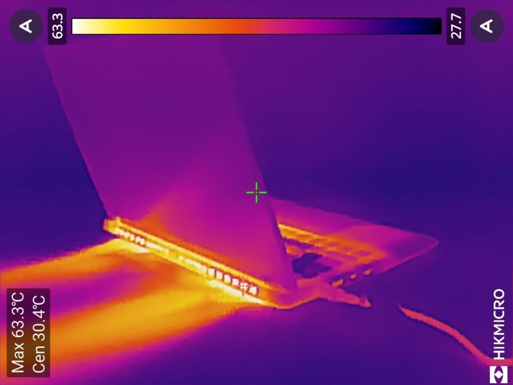 ASUS TUF Gaming A14 FA401KM サーモグラフィー画像 背面(ベンチマーク中)