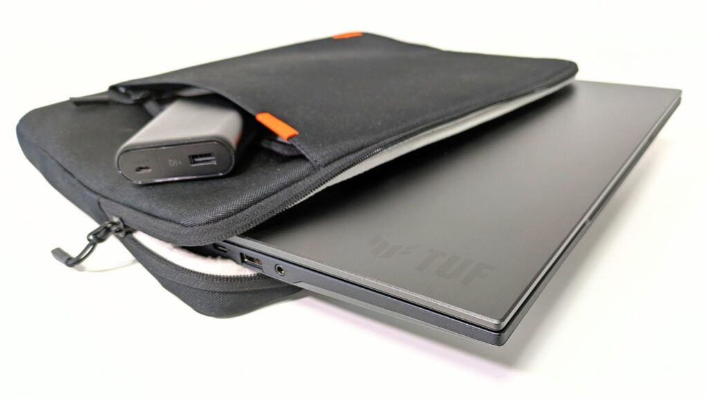 ASUS TUF Gaming A14 FA401KM バッグに収納している様子