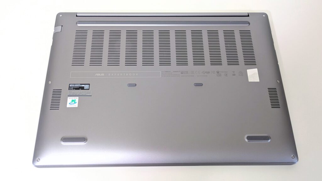 ASUS ExpertBook P3　外観　裏面