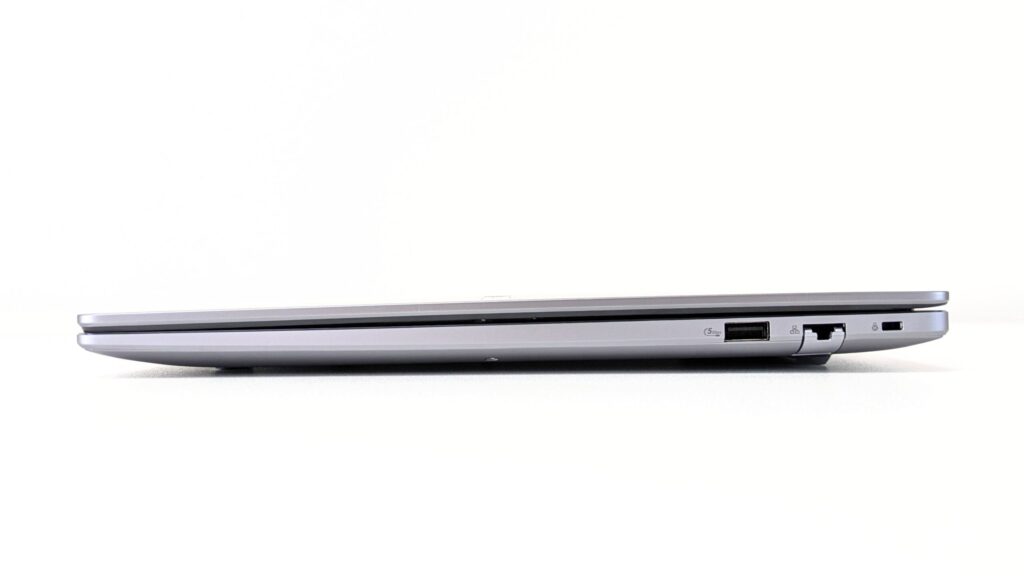 ASUS ExpertBook P3　インターフェース　右側面