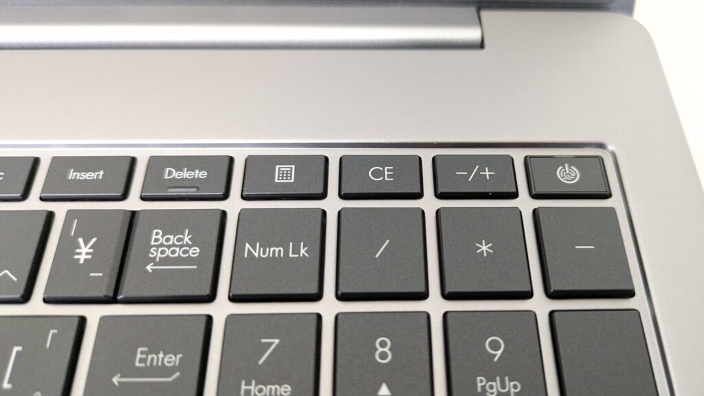 ASUS ExpertBook P3　キーボード　電卓キーの寄り画像