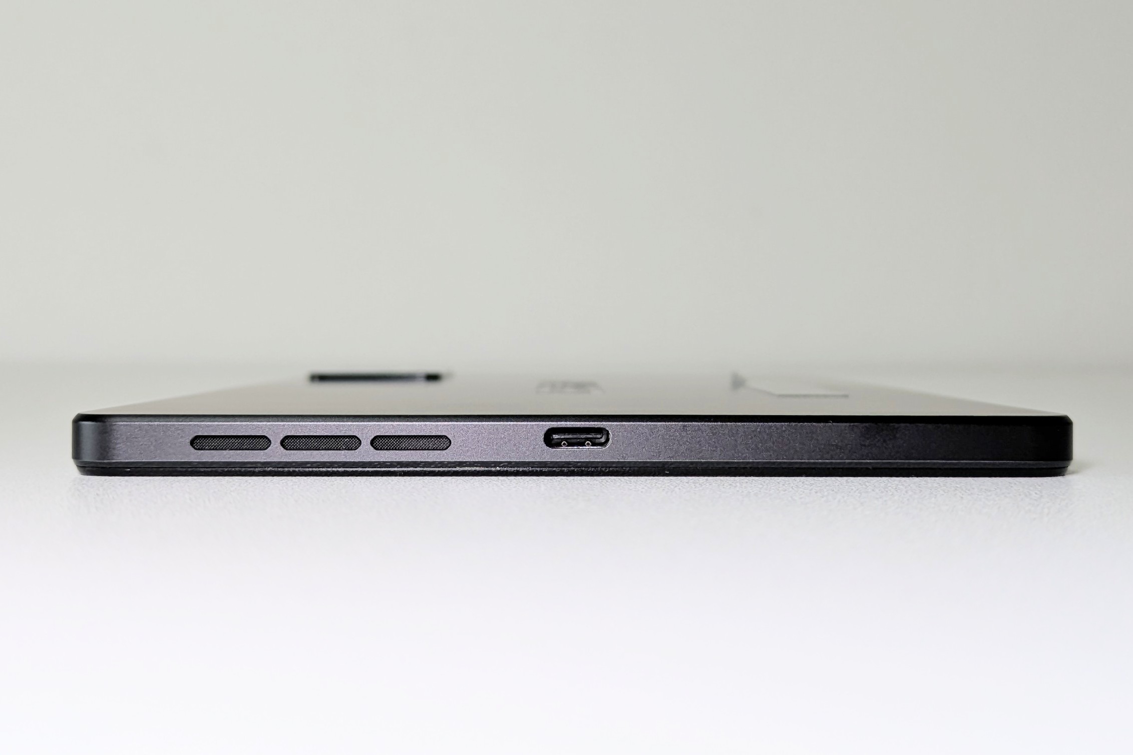 Lenovo Legion Tab (8.8”, 3)の右側面インターフェース写真