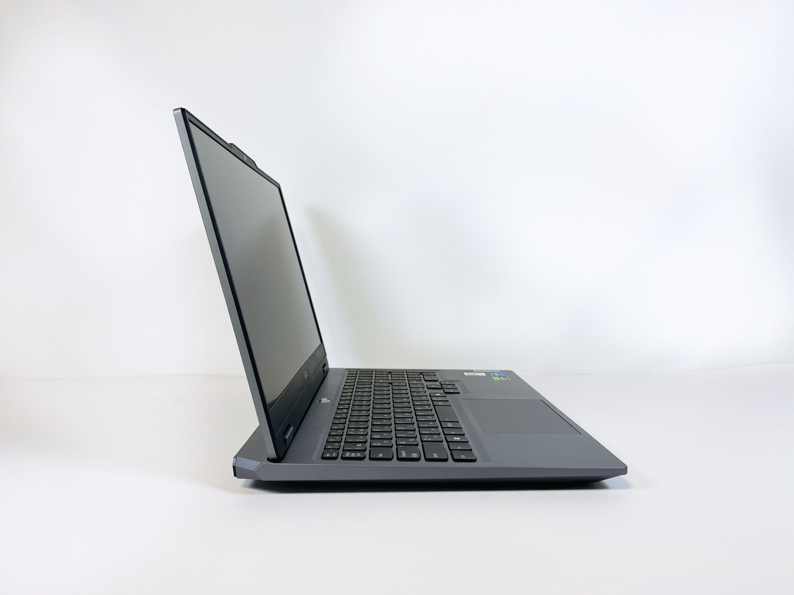 Lenovo LOQ 15IRX9 レビュー 外観側面