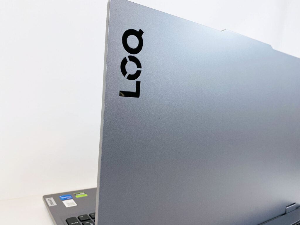 Lenovo LOQ 15IRX9 レビュー 背面ロゴ