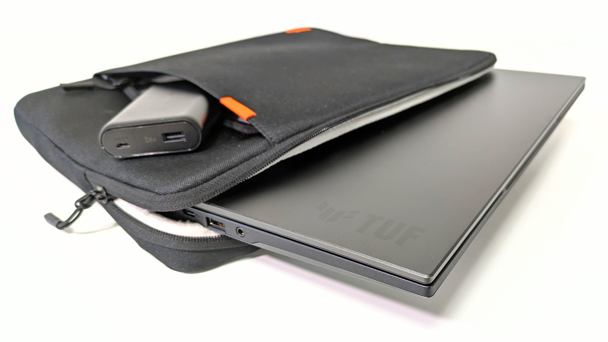 ASUS TUF Gaming A14 FA401KM バッグに収納している様子
