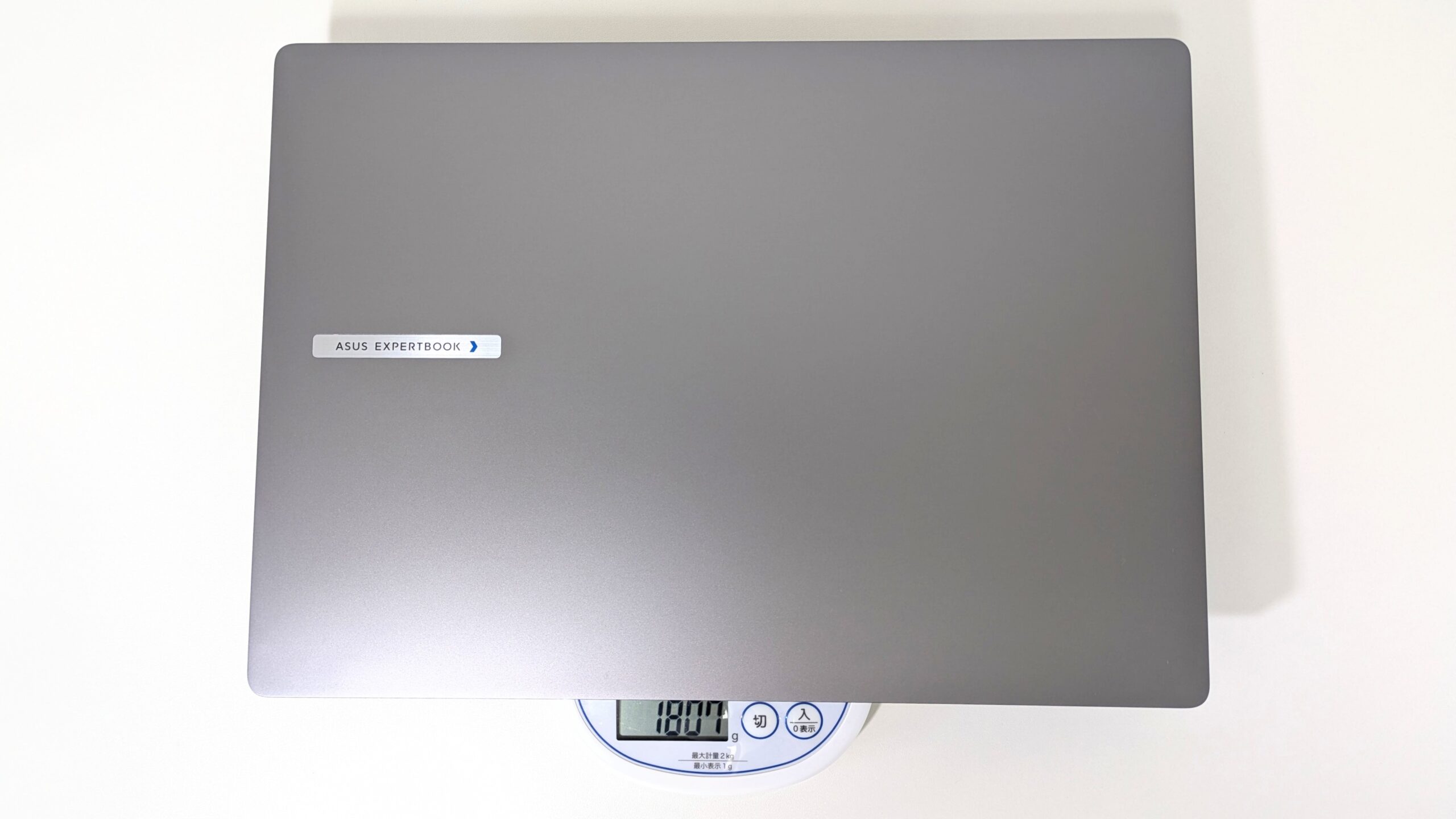 ASUS ExpertBook P3　重量測定（1807gと表示）