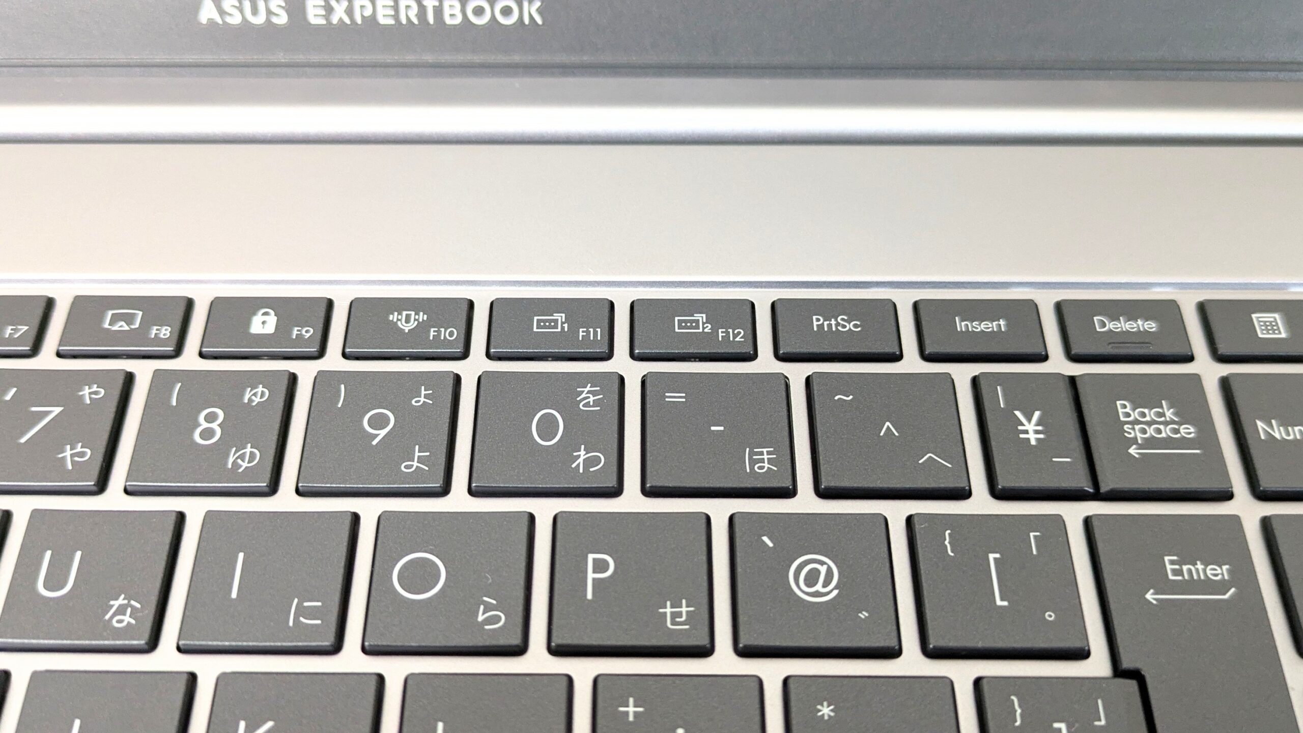 ASUS ExpertBook P3　キーボード　ファンクションキーの寄り画像