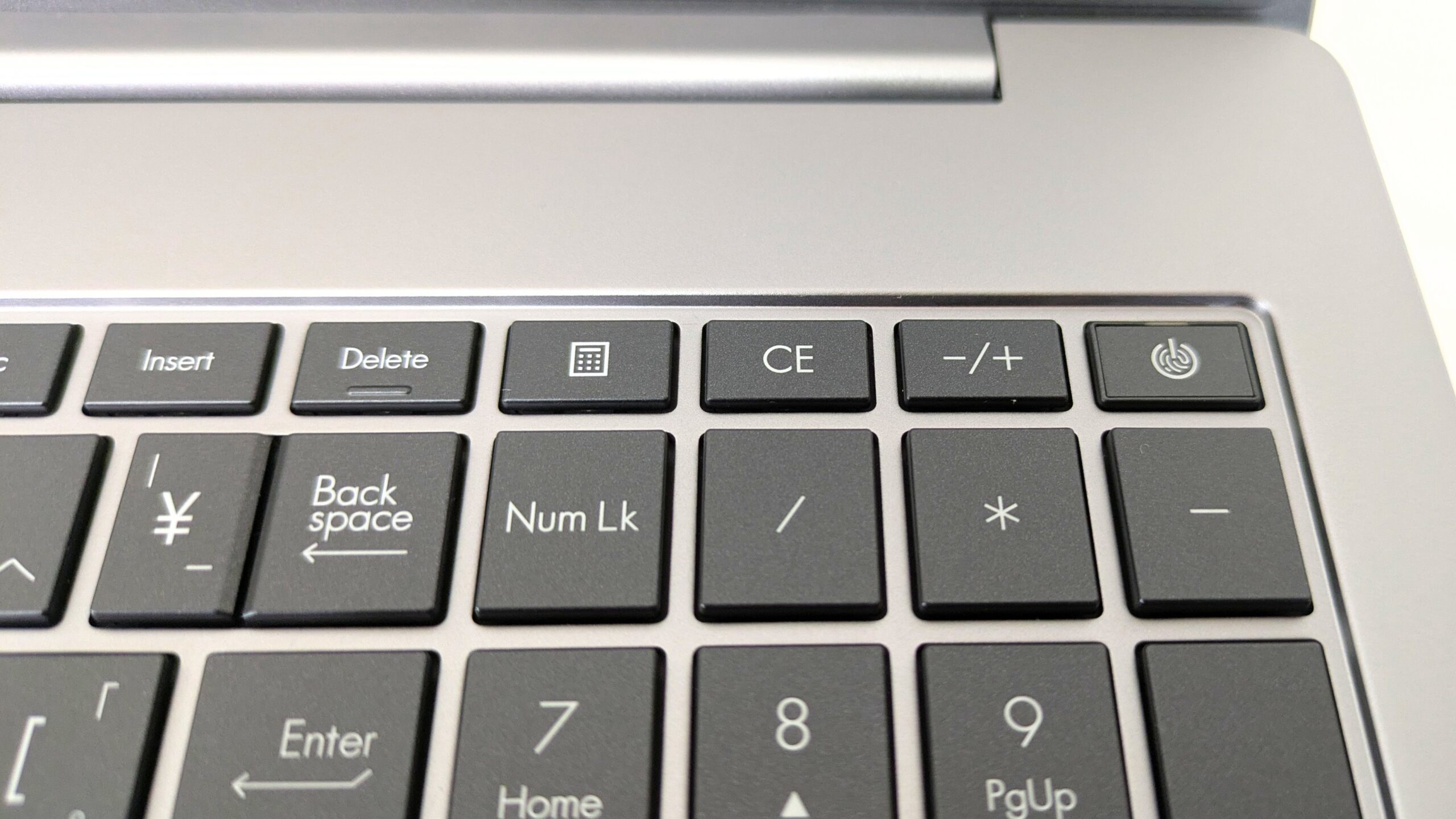 ASUS ExpertBook P3　キーボード　電卓キーの寄り画像